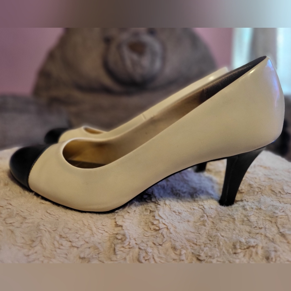 Elegant Black and Cream Women's Heels Pumps Size 7.5